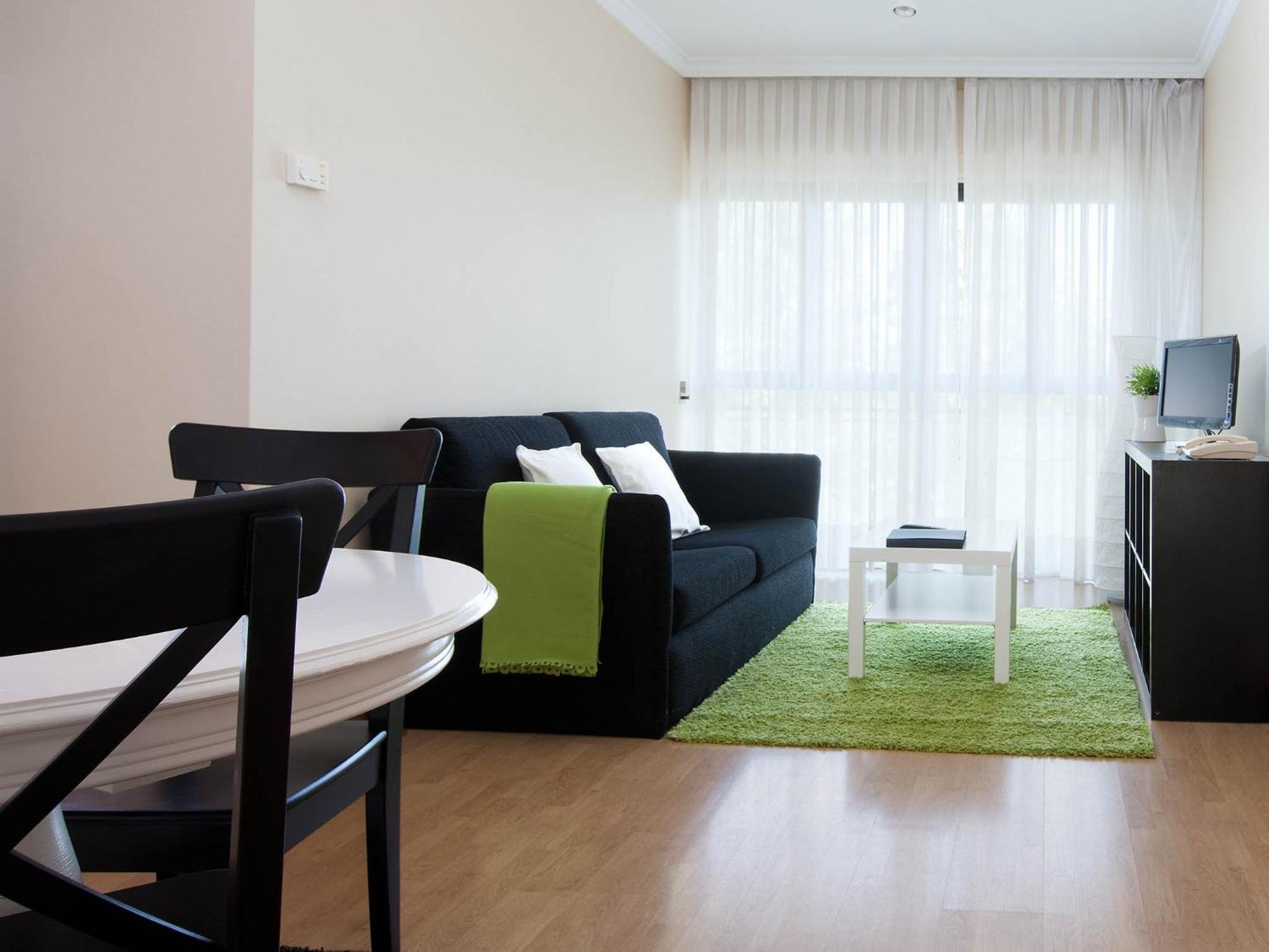 One-Bedroom Apartment 1,820452701:JPEG